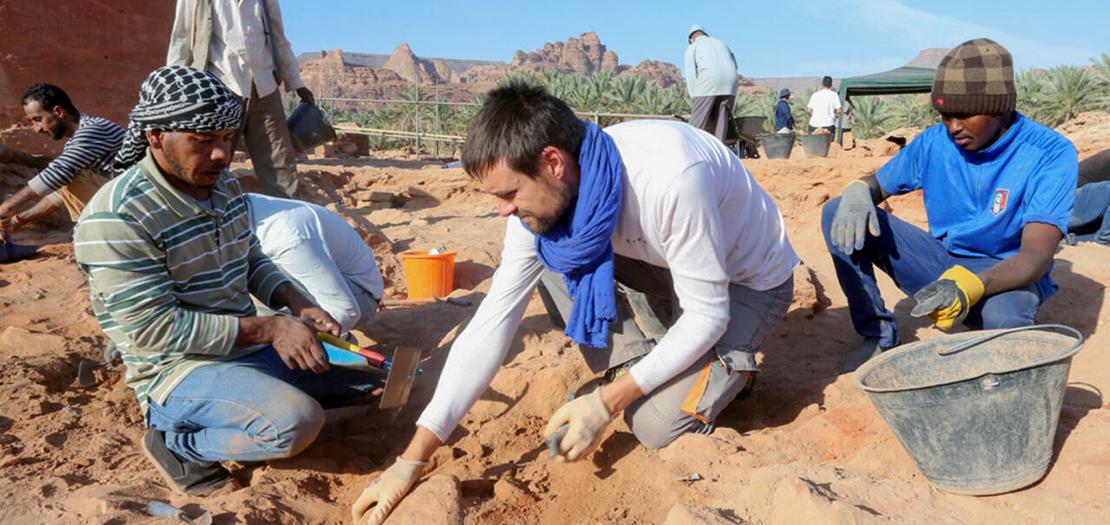 عالم آثار فرنسي خلال عمليات التنقيب في صحراء العلا بالسعودية