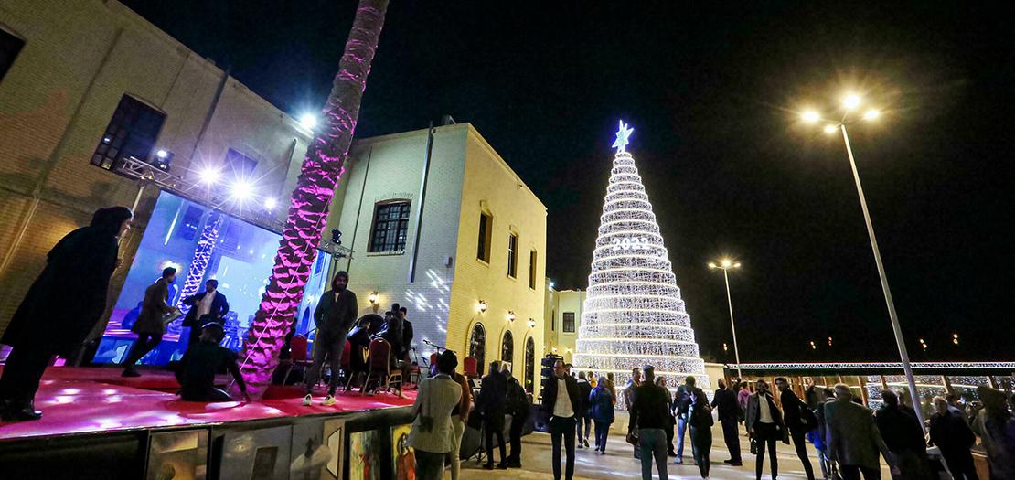شجرة عيد الميلاد منصوبة في شارع المتنبي عند افتتاحه بحلّة جديدة في وسط العاصمة العراقية بغداد في 25 كانون الأول 2021