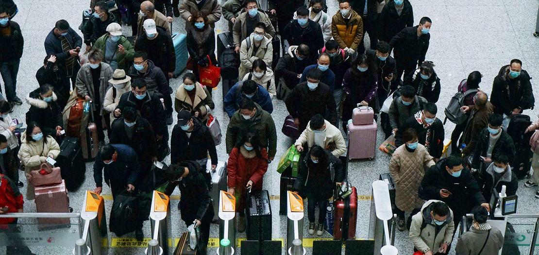 صورة مؤرخة في 29 كانون الثاني 2022 لمسافرين في محطة هانغتشو في شرق الصين