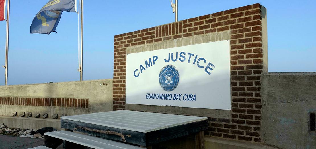 مدخل المحكمة العسكرية في قاعدة غوانتانامو البحرية الأميركية على جزيرة كوبا