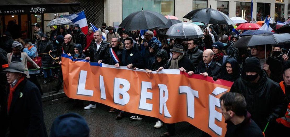 متظاهرون ضد تدابير تتعلق بشهادة اللقاح في العاصمة باريس الجمعة 8 كانون الثاني 2022