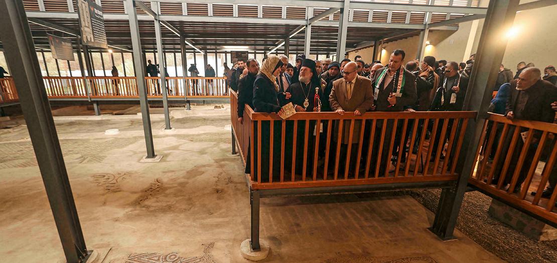 مجموعة من الحضور خلال افتتاح موقع كنيسة بيزنطية تعود لللقرن الخامس الميلادي في جبالي في قطاع غزة المحاصر، 24 كانون الثاني 2022