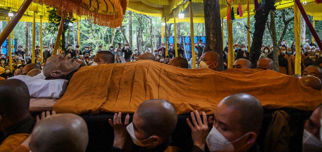 جثمان الراهب البوذي ثيش نات هان في مدينة هوي في فيتنام في 23 كانون الثاني 2022