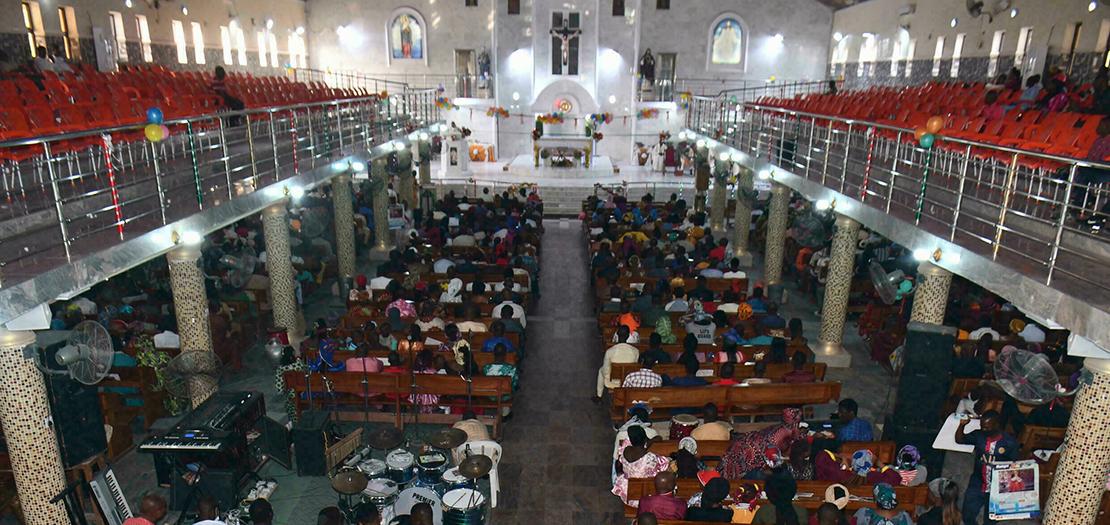مصلون في كنيسة بمنطقة مايدوغوري في نيجيريا في يوم عيد الميلاد في 25 كانون الأول 2021