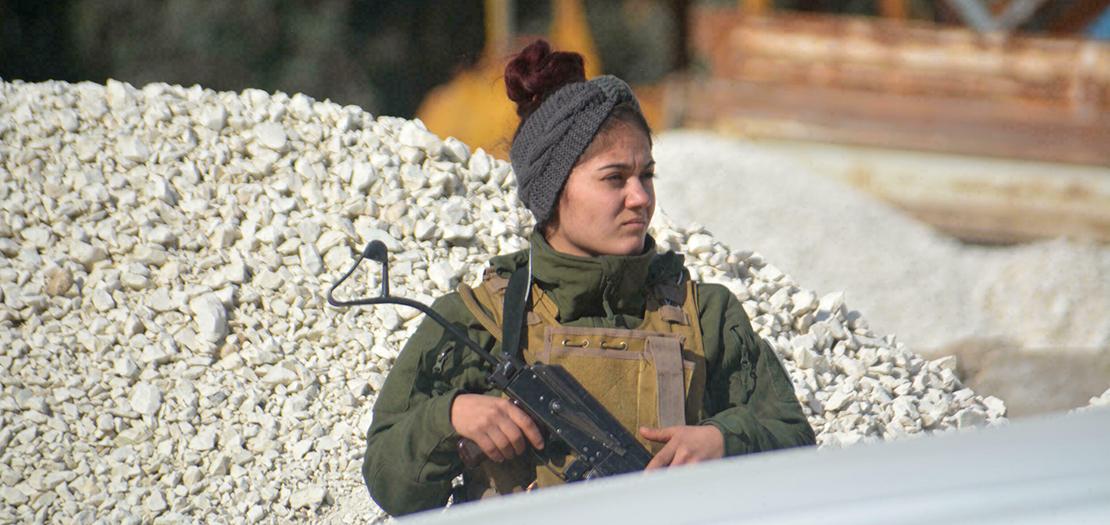 مقاتلة من قوات سوريا الديمقراطية (قسد) على نقطة تفتيش في مدينة الحسكة شمال سوريا في 23 كانون الثاني 2022