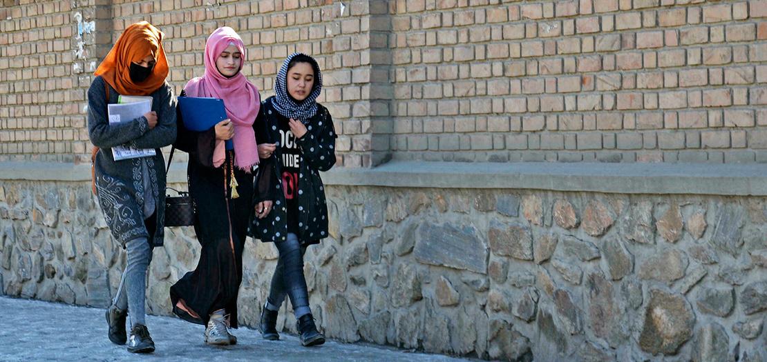 طالبات يسرن قرب جامعة كابول بعدما أعادت فتح أبوابها السبت 26 شباط 2022