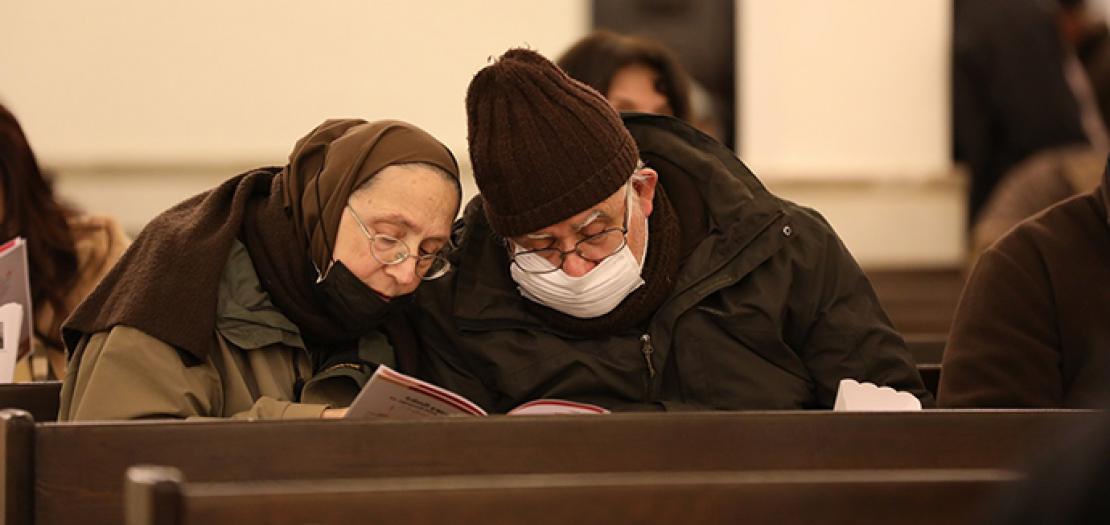 راهبان يشاركان كتيب الصلاة في أسبوع الصلاة من أجل الوحدة المسيحية 2022 (تصوير: أسامة طوباسي / أبونا)