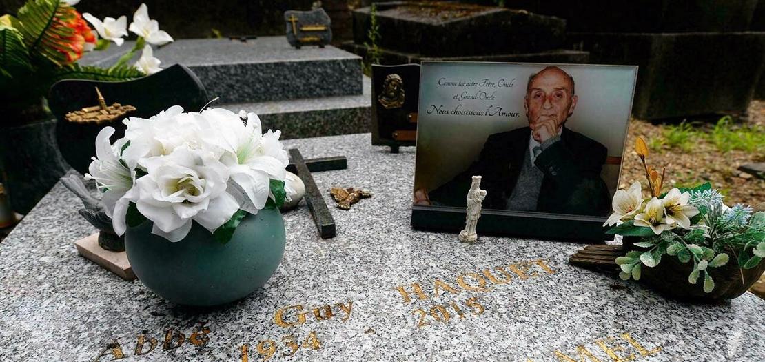 قبر الكاهن الفرنسي جاك هامل الذي قتل عام 2016 طعنًا بسكين في كنيسته بمنطقة النورماندي