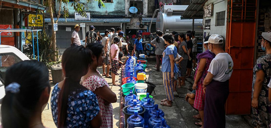 بورميون ينتظرون في رانغون لملء أوعيتهم بالماء بعد تعطل الإمدادات بسبب انقطاع التيار الكهربائي في المدينة، 14 آذار 2022