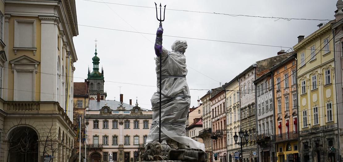 تمثال مغلّف في وسط مدينة لفيف في أوكرانيا في 5 آذار 2022 لحمايته من قصف محتمل