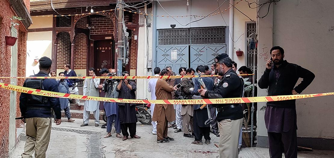 عناصر أمن في المسجد الذي تعرّض لهجوم انتحاري في بيشاور، 4 آذار 2022