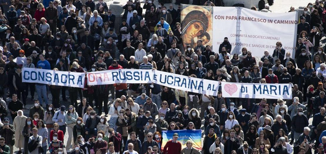حشد خلال صلاة التبشير الملائكي، 13 آذار 2022، في ساحة القديس بطرس، يطلب فعل التكريس لروسيا وأوكرانيا