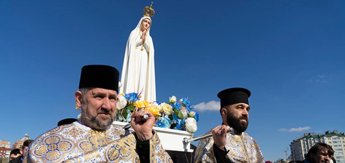 كهنة أوكرانيون يحملون شخص العذراء سيدة فاطيما
