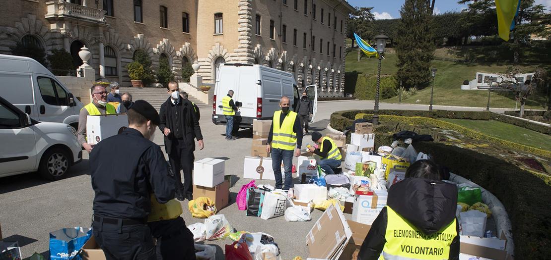 أناس يقدمون مساعدات بالقرب من مبنى حكومة الفاتيكان