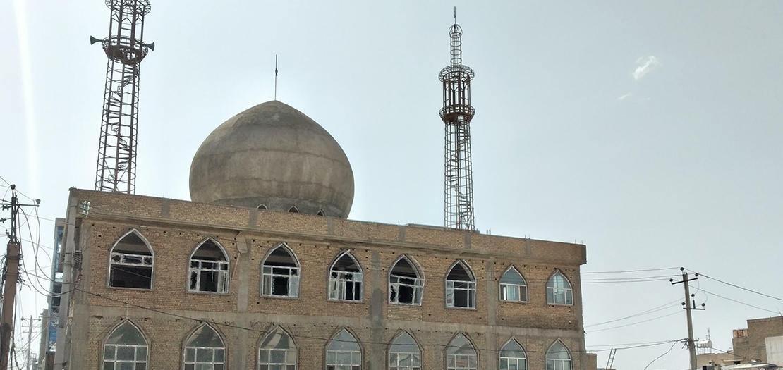 مسجد "سه دكان" في مزار الشريف في شمال أفغانستان كما بدا من الخارج بعد تفجير استهدفه في 21 نيسان 2022