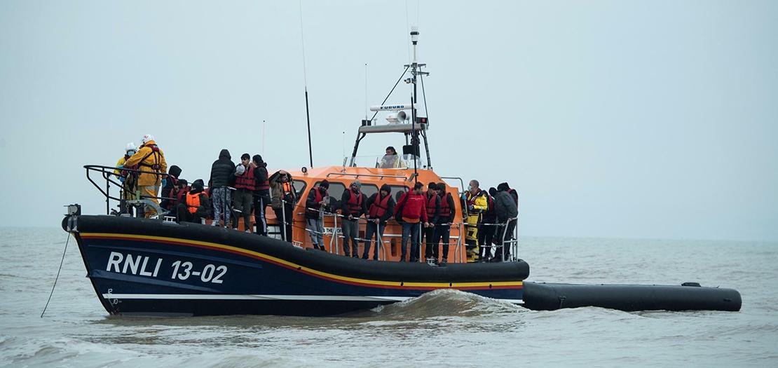 مهاجرون على متن زورق إنقاذ عقب محاولتهم عبورهم بحر المانش، قبالة سواحل جنوب غرب إنكلترا، 24 تشرين الثاني 2021