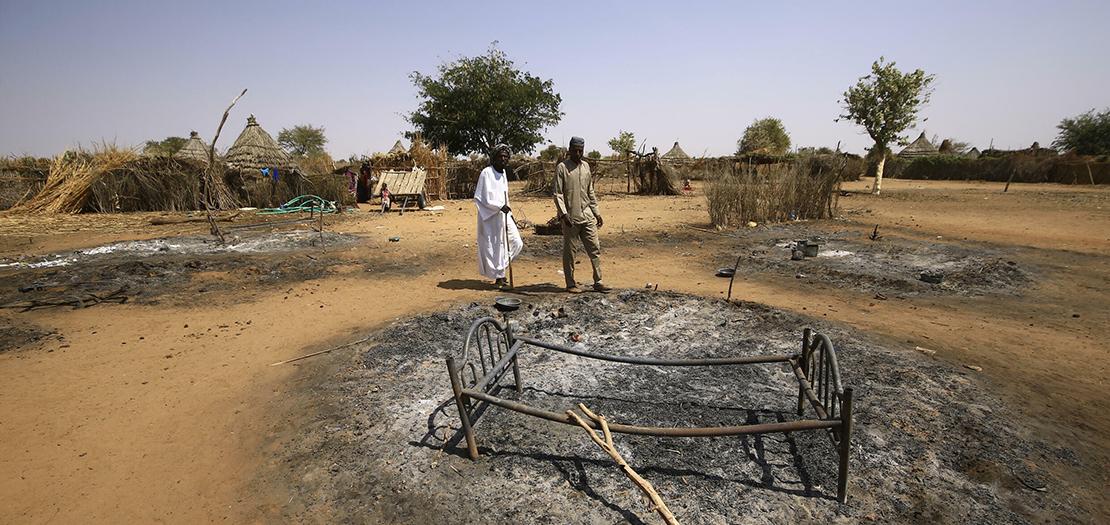 سودانيون يتفقّدون أضرارا خلّفتها أعمال عنف في جنوب دارفور في شباط 2021