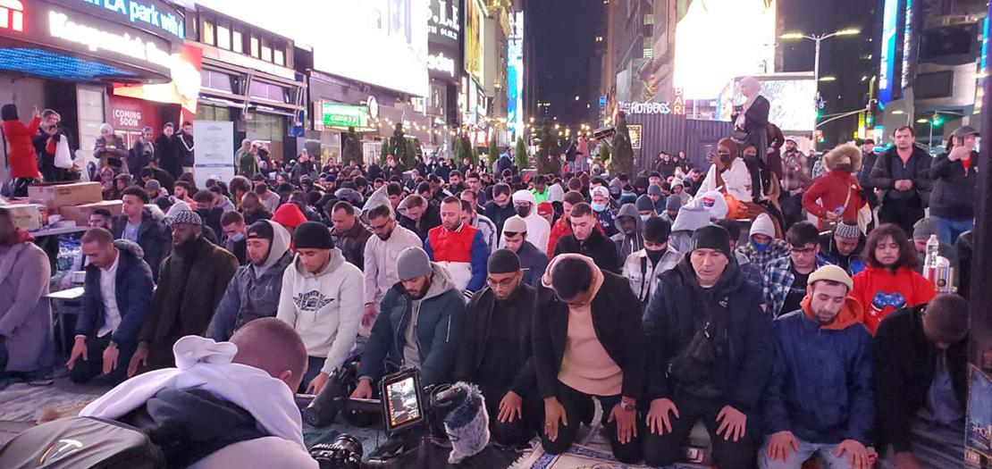استضافت ساحة تايمز سكوير وسط مدينة نيويورك الأميركية إفطارًا مجانيًا للمئات من المسلمين الذين أدوا صلاة التراويح في أول أيام شهر رمضان