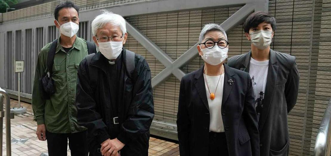 وصول الأكاديمي هوي بو-كيونغ والكاردينال زين والمحامية مارغريت نغ والمغنية دينيس هو (من اليسار إلى اليمين) إلى المحكمة في هونغ كونغ، 24 أيار 2022