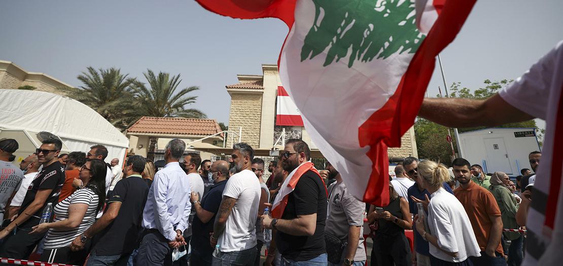 لبنانيون ينتظرون للإدلاء بأصواتهم أمام السفارة اللبنانية في دبي في 8 أيار 2022