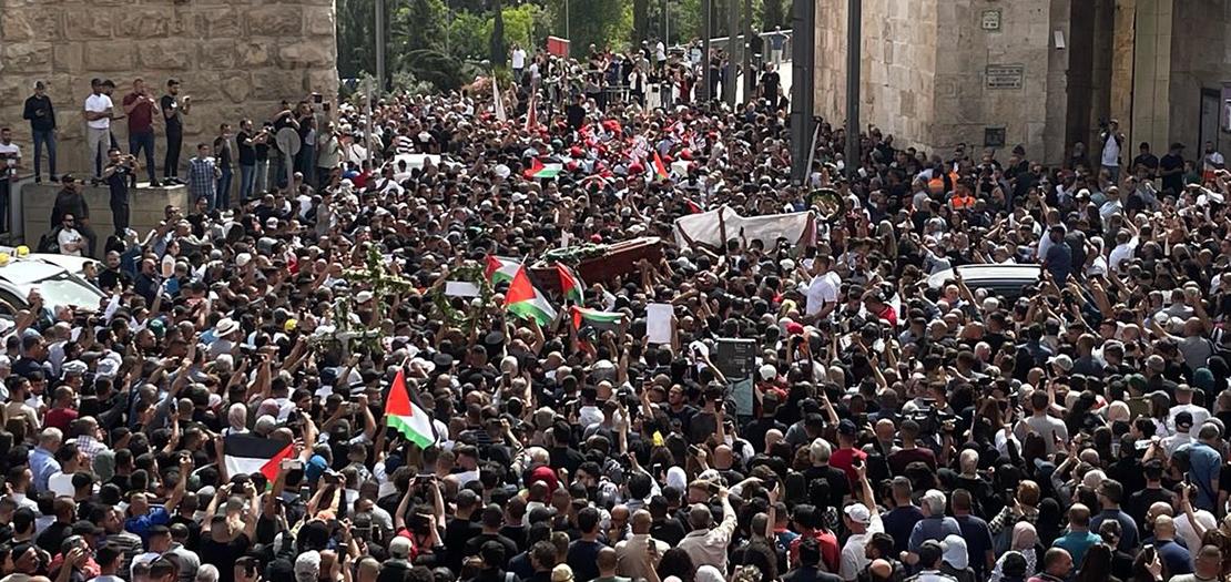 الآلاف يشيعون جثمان الصحفية شيرين أبو عاقلة إلى مثواها الأخير في القدس (تصوير: عفيف عميرة)