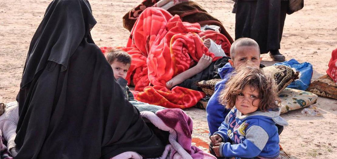 عائلة نازحة في مخيم الهول بسوريا