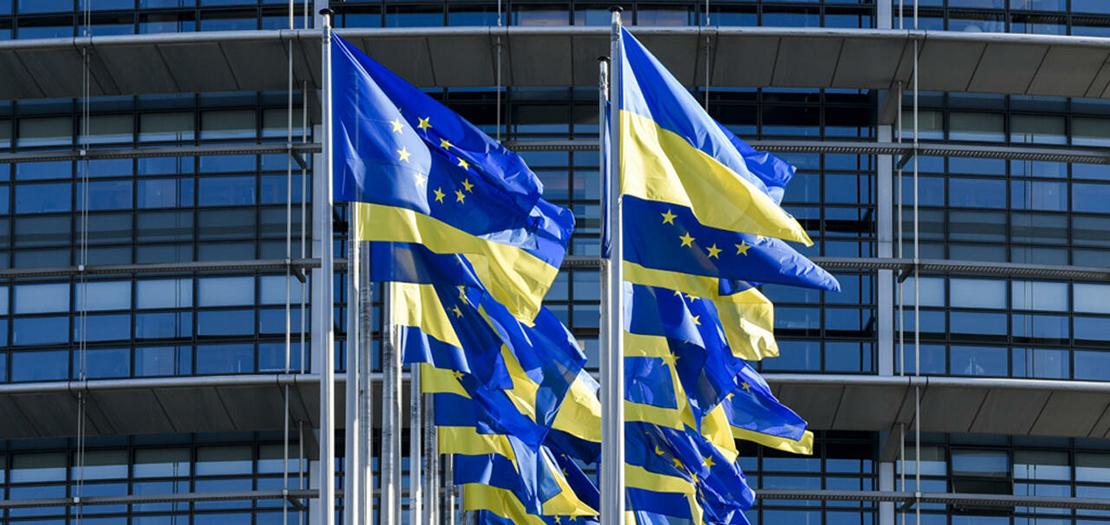 علم الاتحاد الأوروبي والعلم الأوكراني أمام المفوضية الأوروبية