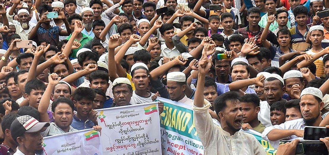 تظاهر عشرات الآلاف من اللاجئين الروهينغا في بنغلادش في عشرات من المخيمات للمطالبة بالعودة إلى بورما
