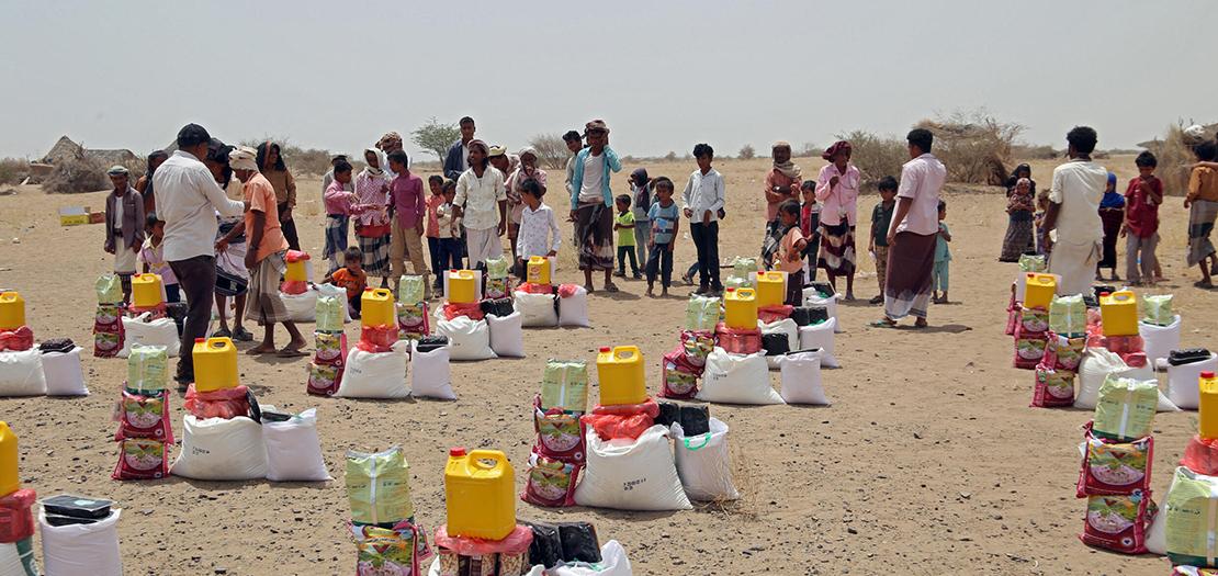 نازحون يمنيون بسبب النزاع في بلدهم يتسلمون حصصهم الغذائية في مخيم في محافظة الحديدة (غرب)