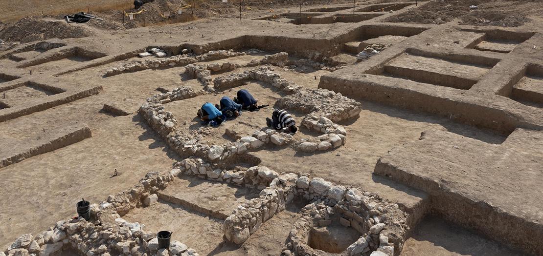 فلسطينيون يعملون لدى سلطة الآثار الإسرائيلية يصلون وسط بقايا مسجد قديم تم اكتشافه مؤخرًا
