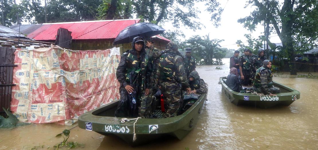 جيش بنغلادش يجلي سكانا بعد فيضانات في سيلهيت على أثر أمطار موسمية، 18 حزيران 2022
