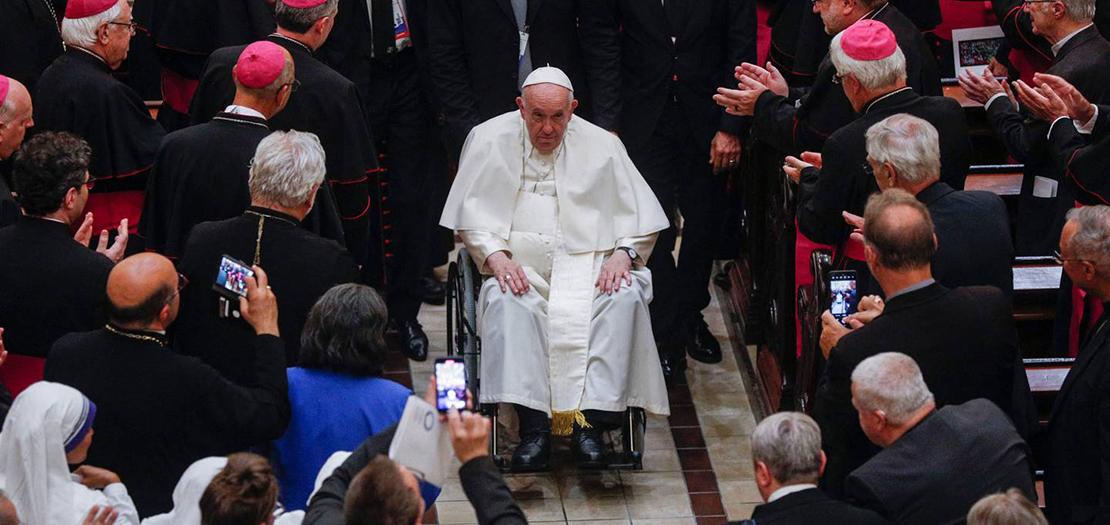 منذ بداية أيار، يتنقل البابا  مستخدمًا كرسيًا نقالاً مع عصا أو بدونها