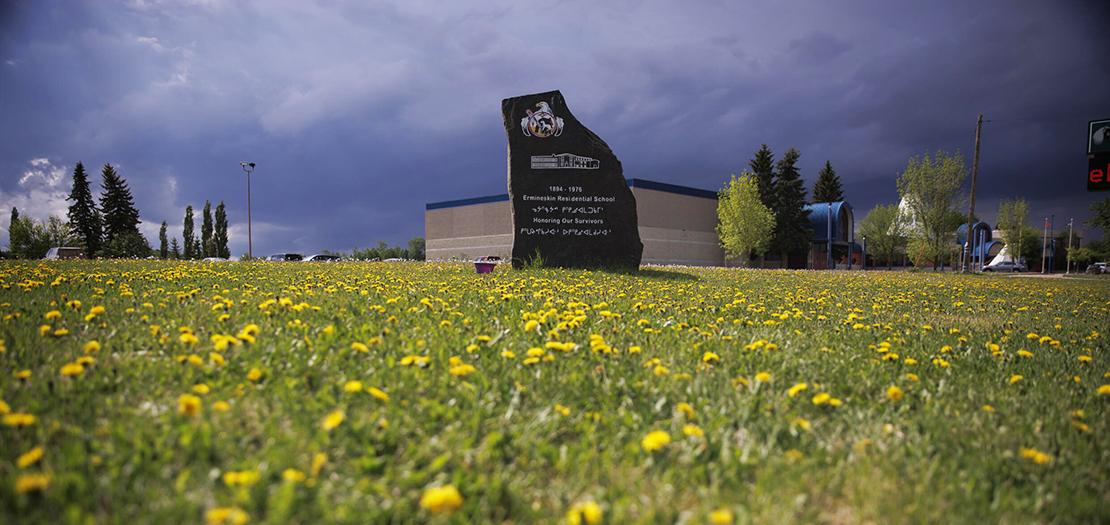 لوحة تذكارية للناجين من مدرسة ارسمينسكين الداخلية في ماسكواسيس في مقاطعة البرتا الكندية، 7 حزيران 2022