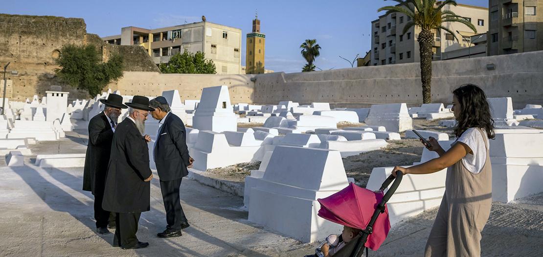 حجاج يهود داخل مقبرة في مدينة مكناس المغربية