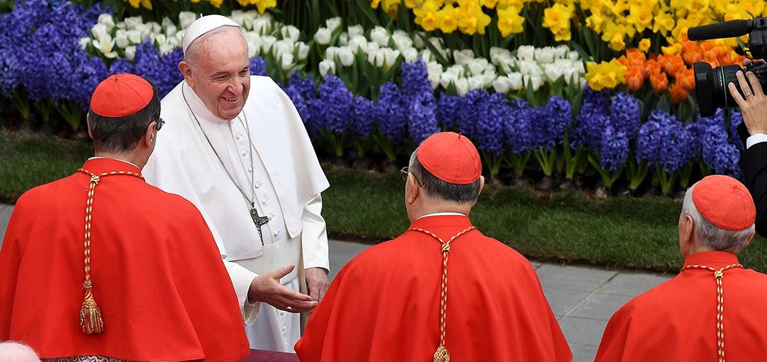 البابا فرنسيس يصافح عددًا من الكرادلة بعد قداس عيد الفصح، نيسان 2019 (تصوير: أ ف ب)