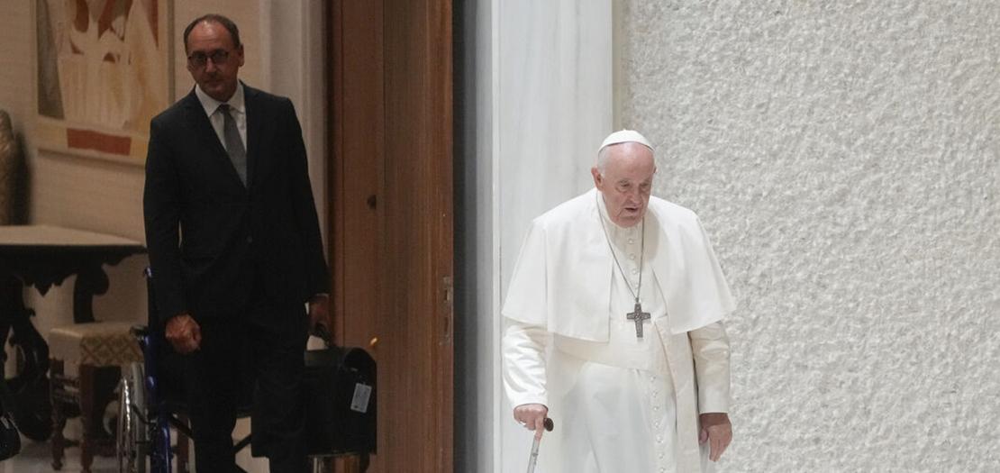 ماسيميليانو سترابيتي، إلى اليسار، يشاهد البابا فرنسيس وهو يمشي في قاعة بولس السادس (أ ب)