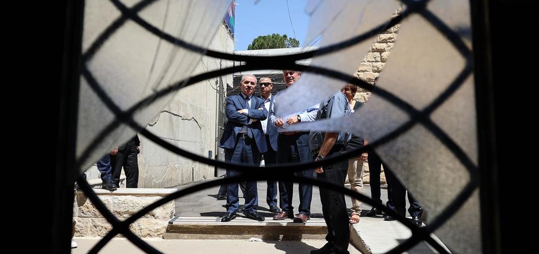 رئيس الوزراء محمد اشتية، خلال تفقده مؤسسة الحق وعدد من المؤسسات الحقوقية والأهلية التي أغلقها الاحتلال الاسرائيلي