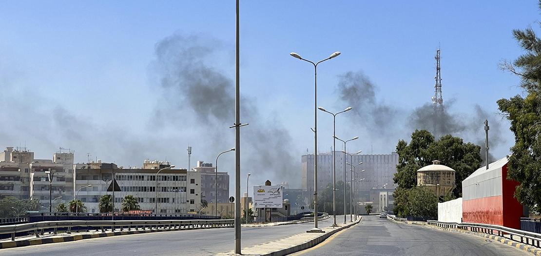 دخان يتصاعد من حي يشهد اشتباكات في طرابلس في ليبيا في 27 آب 2022
