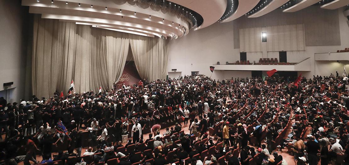 أنصار التيار الصدري داخل البرلمان العراقي في بغداد في 30 تموز 2022 (أ ف ب)