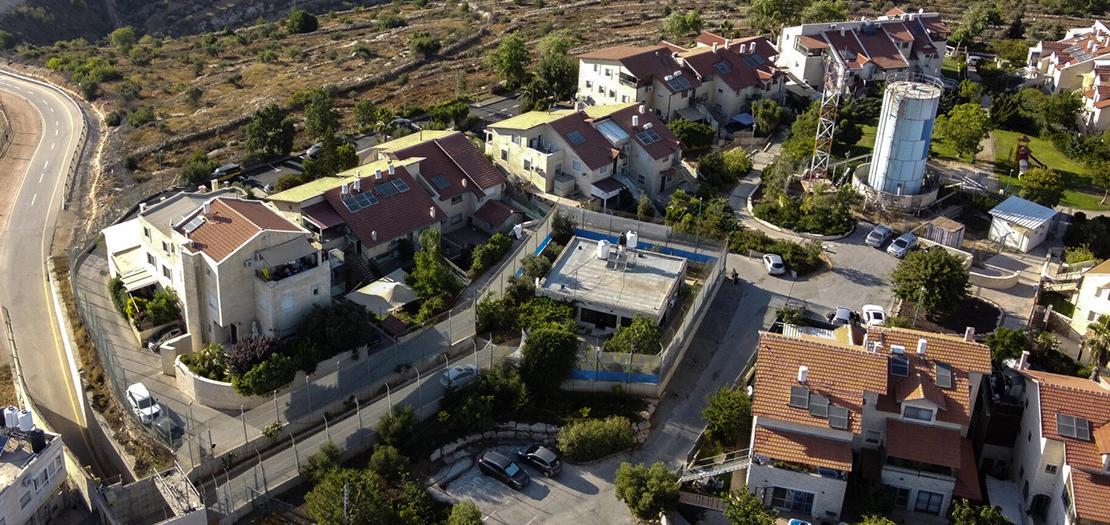 صورة ملتقطة من الجو لمنزل الفلسطيني شسعدات غريب (وسط) في الضفة الغربية المحتلة محاطا بمساكن مستوطنين إسرائيليين باتت عند حدود حديقته في 19 تموز 2022