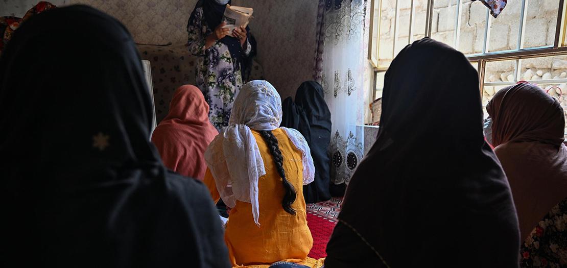 صورة ملتقطة في 24 تموز تظهر فتيات يدرسن في مدرسة سرية في مكان لم يكشف عنه في أفغانستان