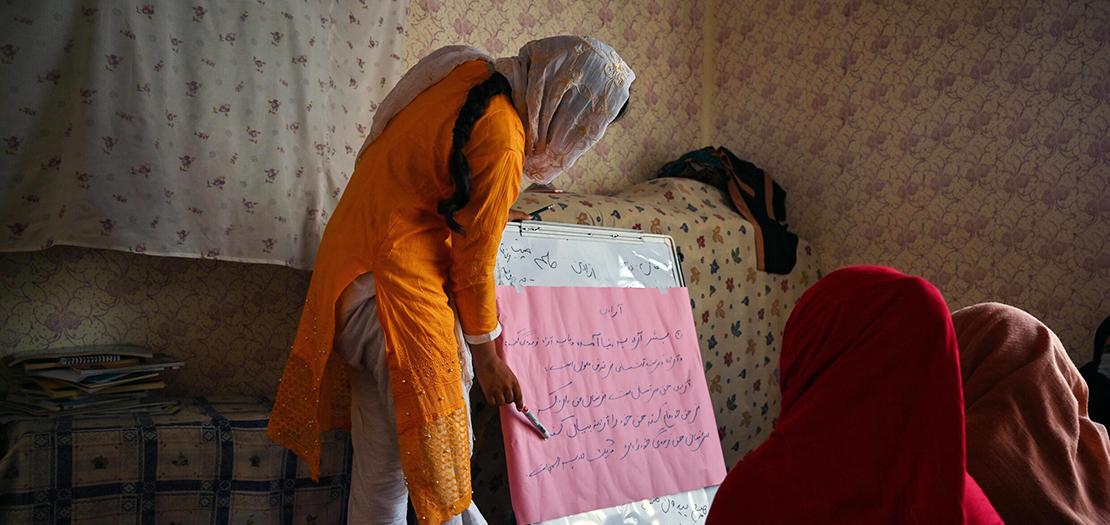 فتيات يتابعن دروسًا في مدرسة سرية لم يُكشف عن مكانها في أفغانستان في 24 تموز 2022