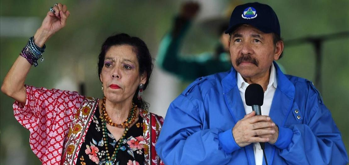 الرئيس أورتيغا، إلى جانب زوجته، وهي أيضًا نائبة الرئيس، روزاريو موريلو
