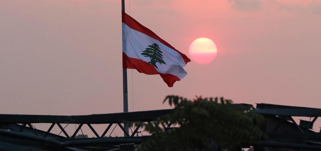 العلم اللبناني قرب مرفأ بيروت © رويترز