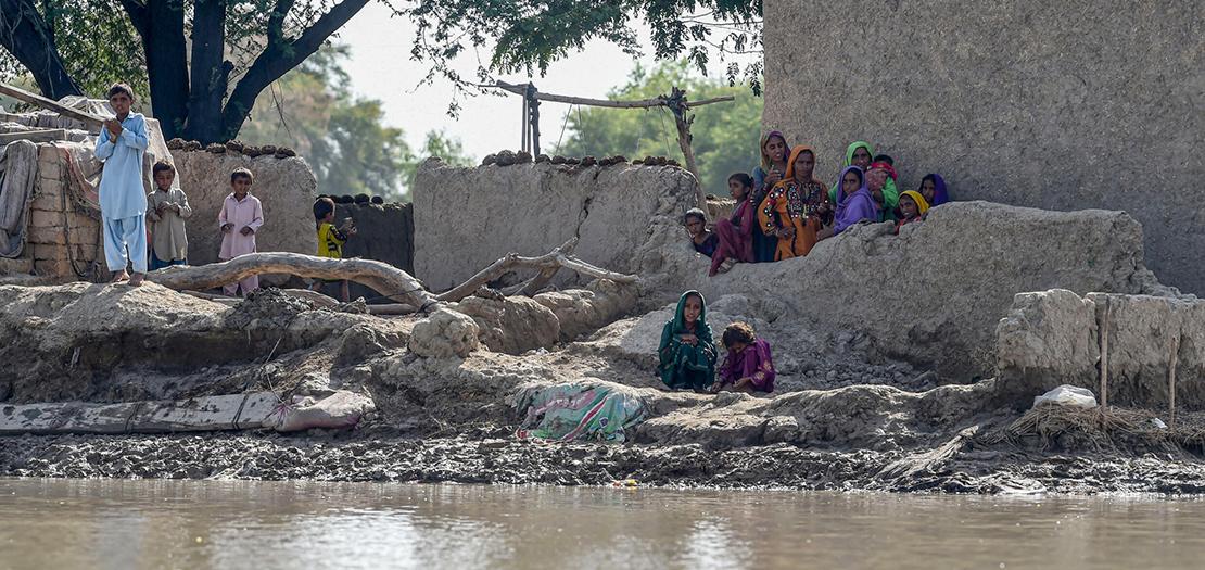 نازحون من الفيضانات ينتظرون بالقرب من منازلهم الحصول على مساعدات الطوارئ، في منطقة راجانبور الواقعة في مقاطعة البنجاب في باكستان، في 4 أيلول 2022