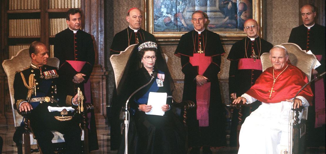 لقاء البابا يوحنا بولس الثاني والملكة إليزابيث الثانية، بحضور الأمير فيليب، في الفاتيكان 1980