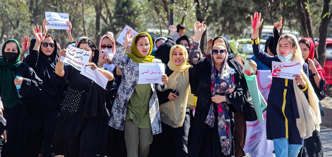عشرات النساء من أقلية الهزارة الشيعية يتظاهرن في كابول للتنديد بالهجوم الانتحاري الذي استهدف قاعة دراسية في دشت البرشي في الأول من تشرين الأول 2022