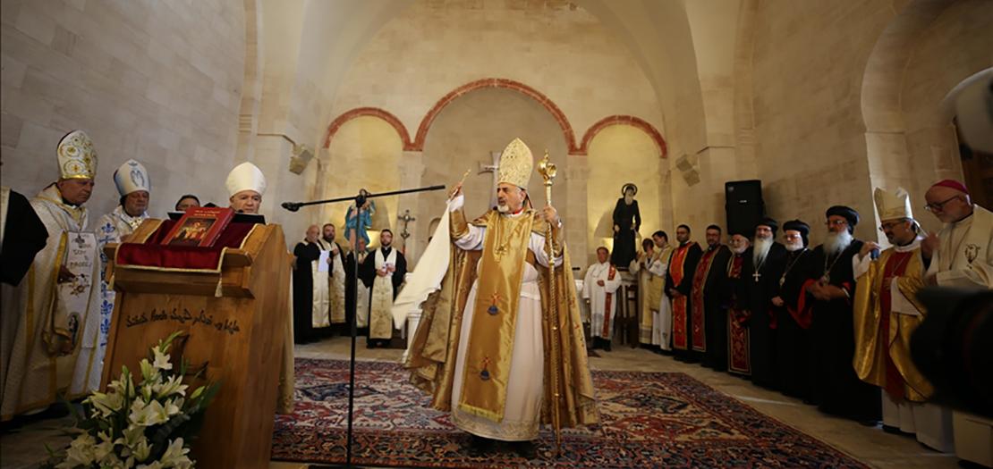 البطريرك يونان مترئسًا القداس في كنيسة دير مار أفرام السرياني في ماردين (تصوير: وكالة الأناضول)