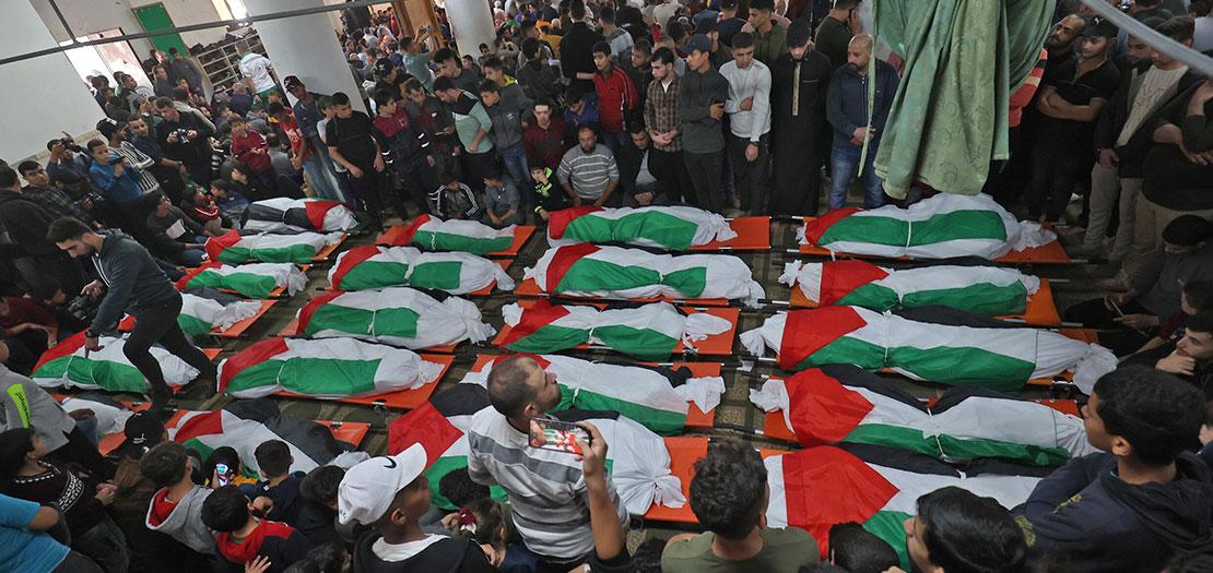 جنازة ضحايا حريق في مخيم جباليا في قطاع غزة في 18 تشرين الثاني 2022 (أ ف ب)