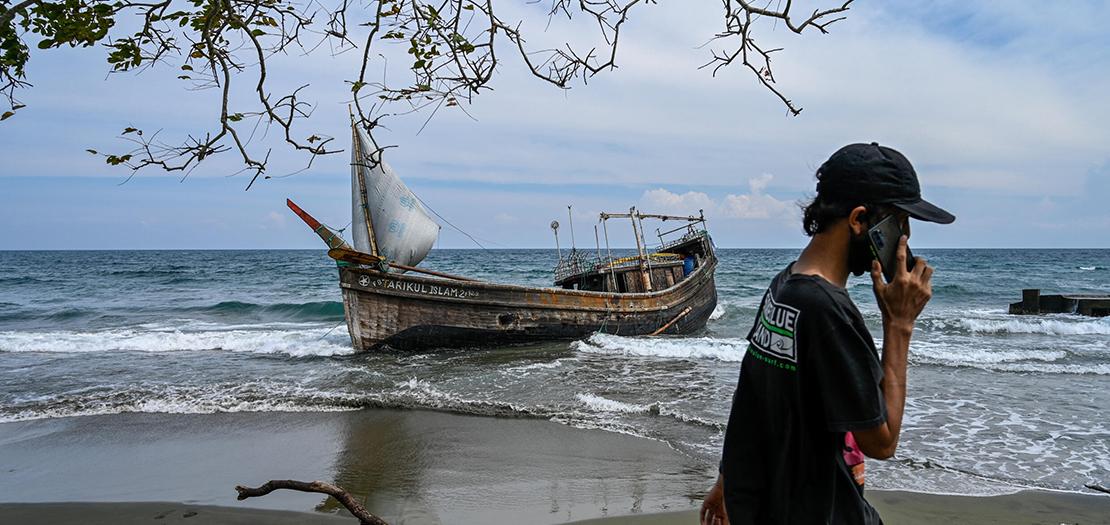 صورة القارب الذي كان ينقل لاجئين من الروهينغا بعد وصولهم إلى شاطئ في مقاطعة أتشيه الإندونيسية في 25 كانون الأول 2022